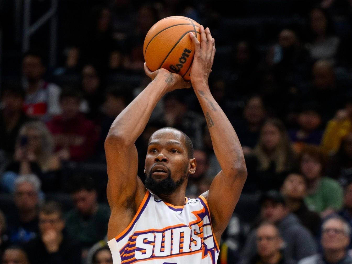 爱游戏官网-东契奇焦点对战，杜兰特与70激战雄鹿分钟，夺冠胜负难料！赛场气氛高涨(杜布瓦最新比赛视频)